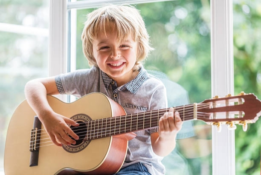 Kaip išsirinkti pirmą gitarą vaikui